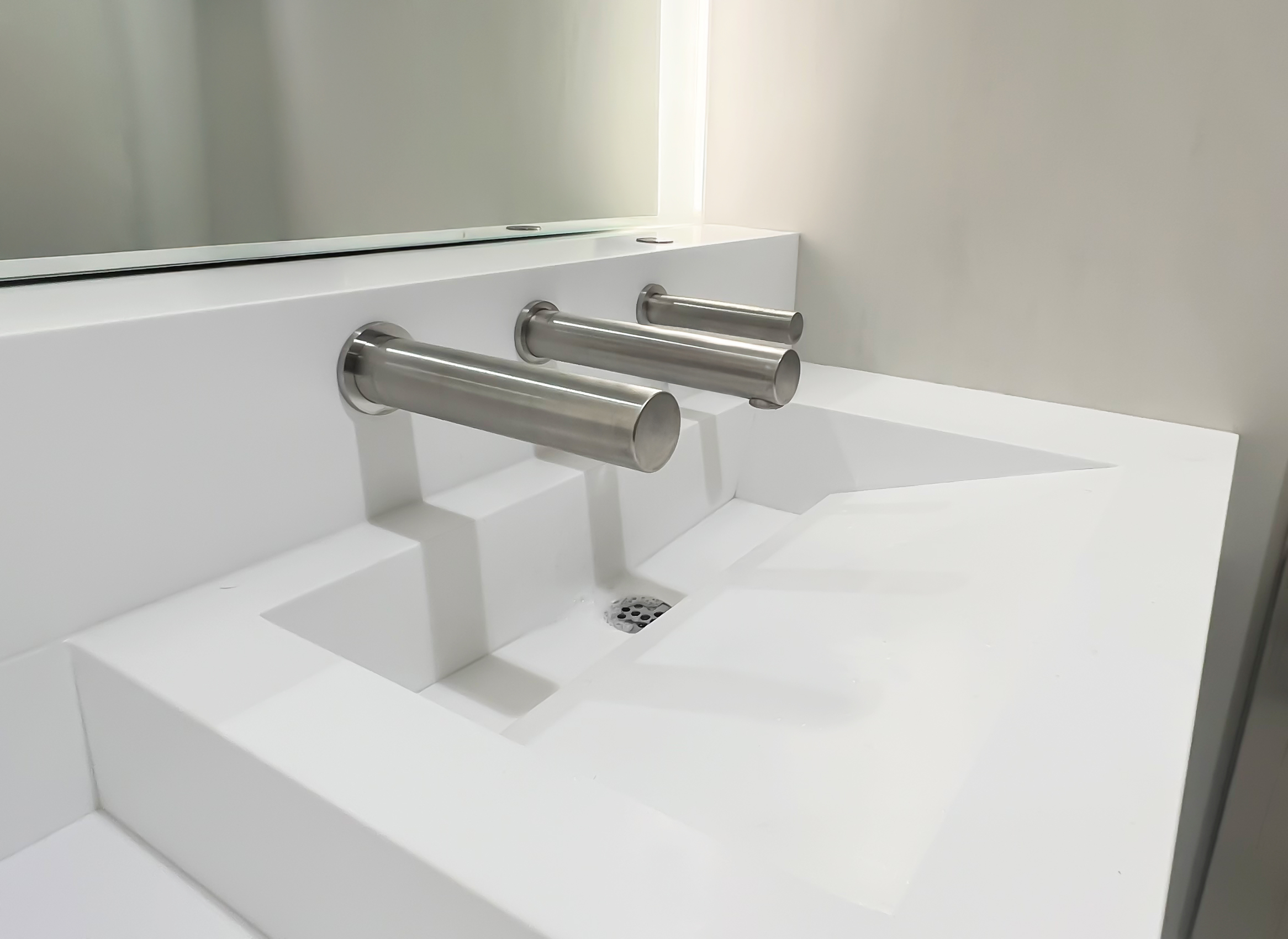 Tubular Trio Denver International Airport 02 | Stainless Steel AISI 316: High-Performance Strength for Today’s Demanding Commercial Washrooms